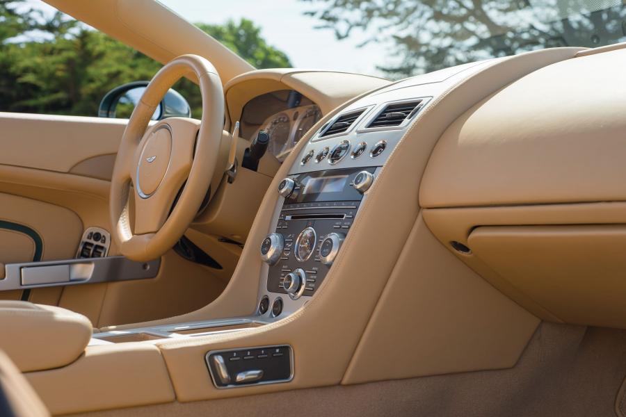Интерьер Aston Martin DB9 Spyder Centennial 2013 года  (фото 10 из 18)
